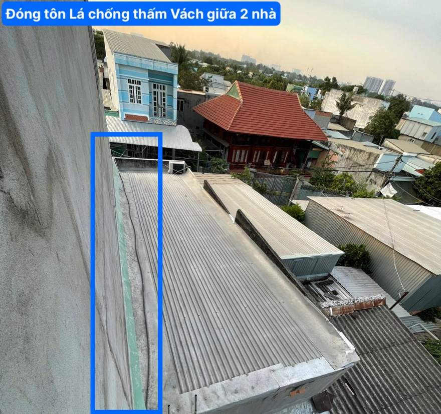 Tôn lá che khe tường giáp nhà bên