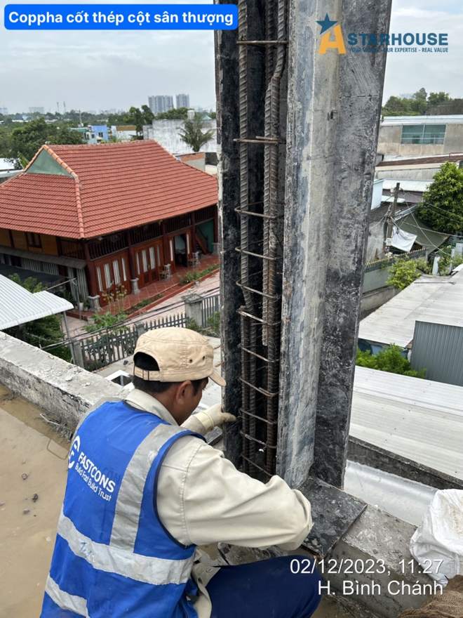 Thép cột đã buộc đai, chờ lắp cốp pha