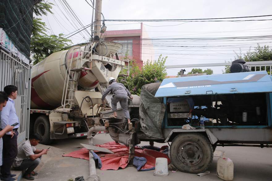 Kiểm niêm chì và phiếu giao trên xe bê tông