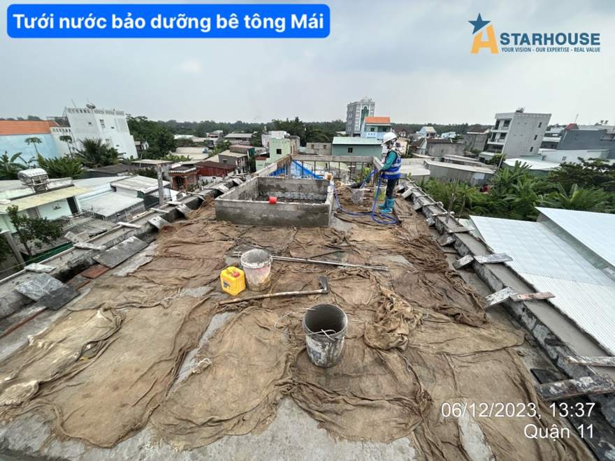 Tưới nước bảo dưỡng bê tông mái