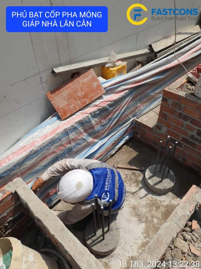 Lớp xốp tách bê tông khỏi tường nhà bên