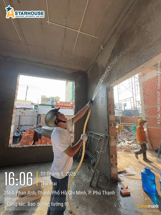 Tưới bảo dưỡng tường trát