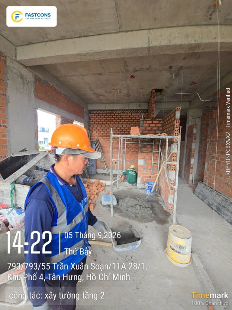 Thợ xây tường tầng 2
