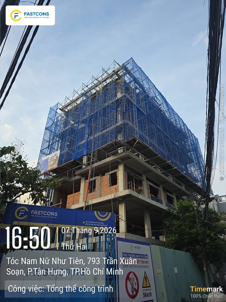 Toàn cảnh công trình, có biển công trình FastCons