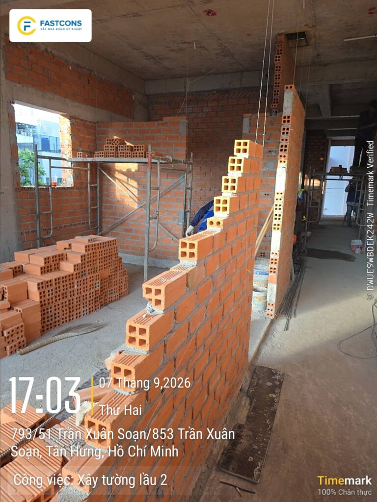 Xây tường lầu 2 — mạch vữa đều, có ghém