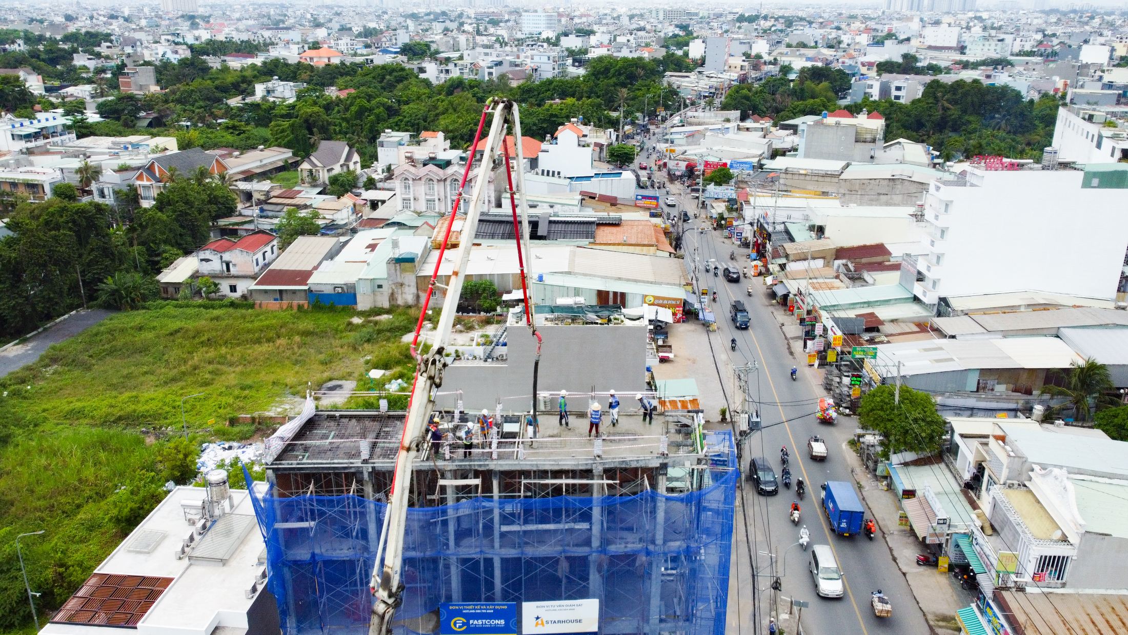 Bơm bê tông công trình FastCons giữa lòng thành phố