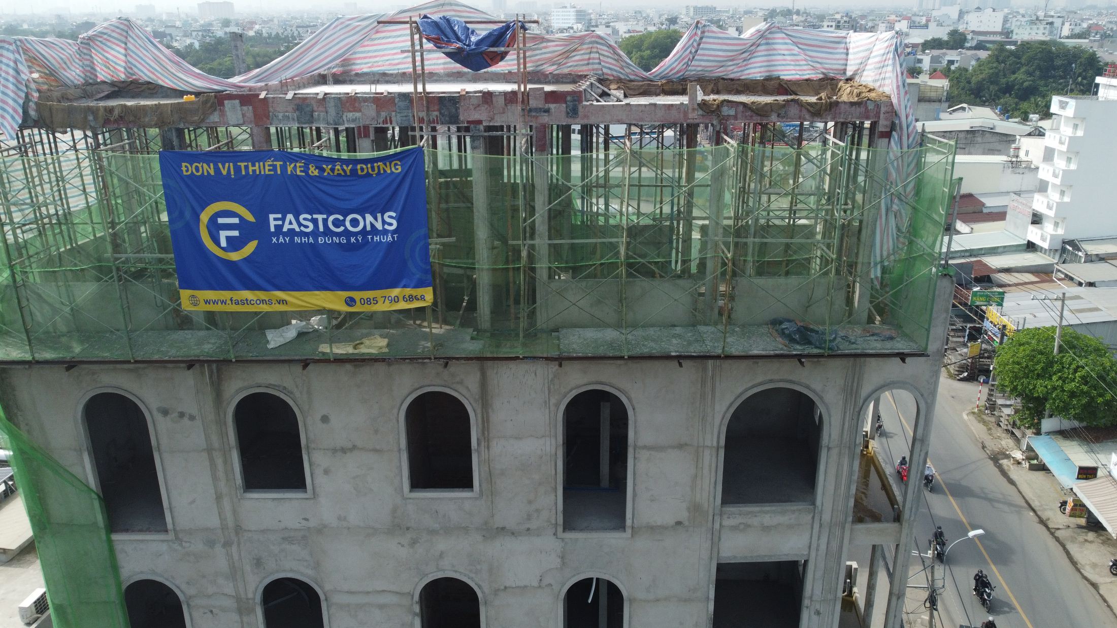 Công trình FastCons với băng rôn thương hiệu